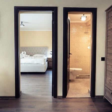 London Apartments Васлуи Екстериор снимка