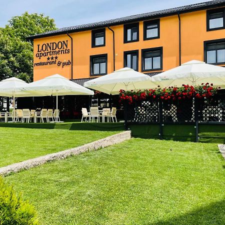 London Apartments Васлуи Екстериор снимка