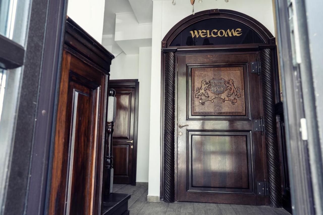 London Apartments Васлуи Екстериор снимка