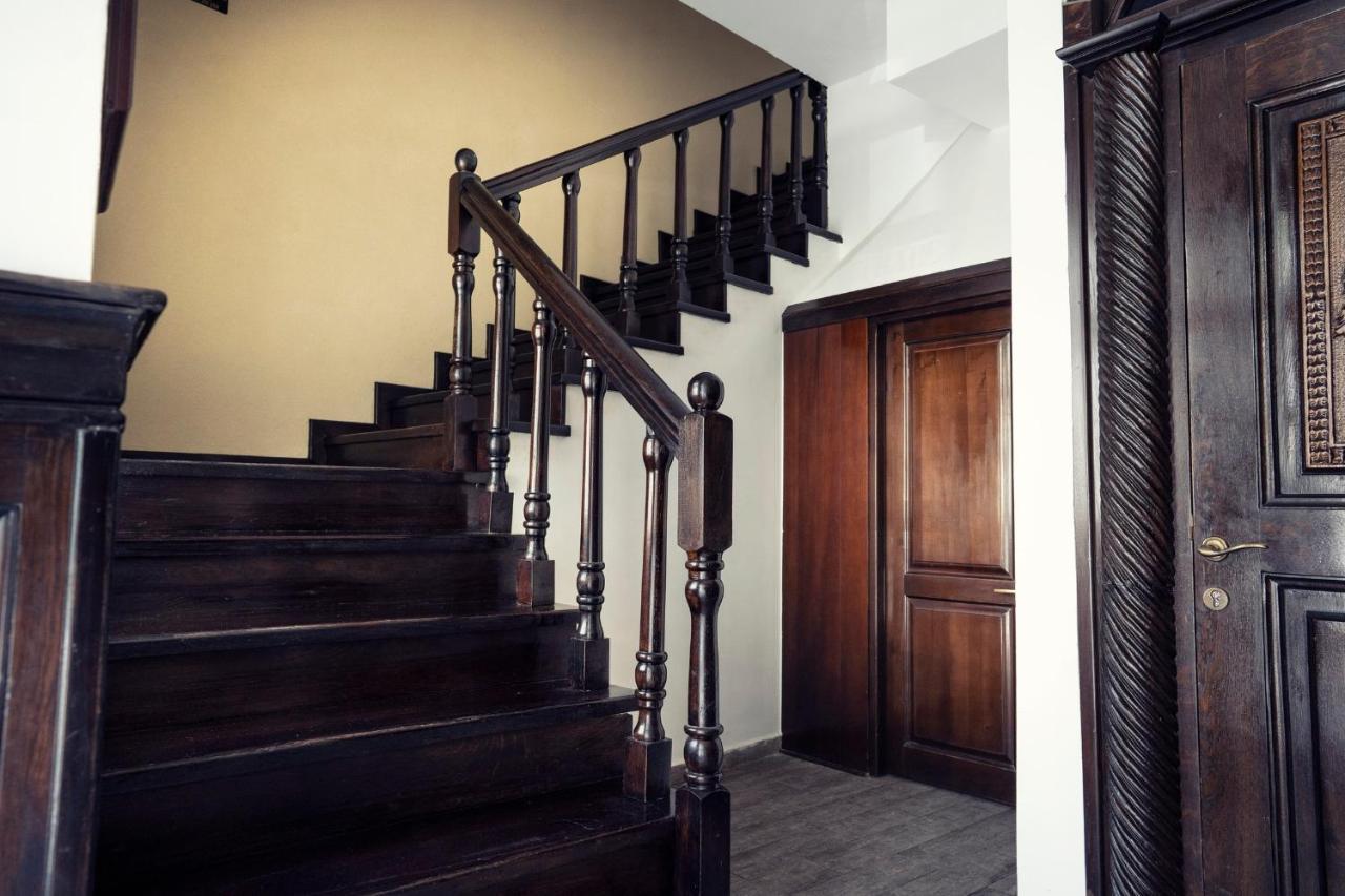 London Apartments Васлуи Екстериор снимка