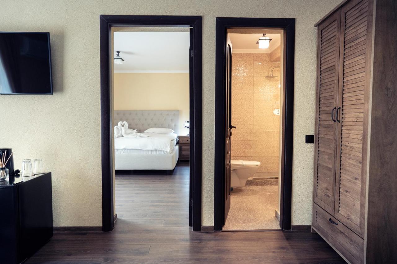 London Apartments Васлуи Екстериор снимка