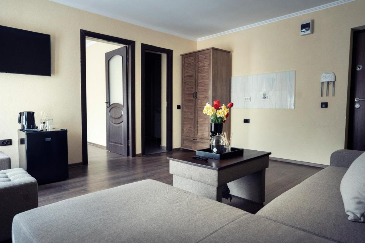 London Apartments Васлуи Екстериор снимка