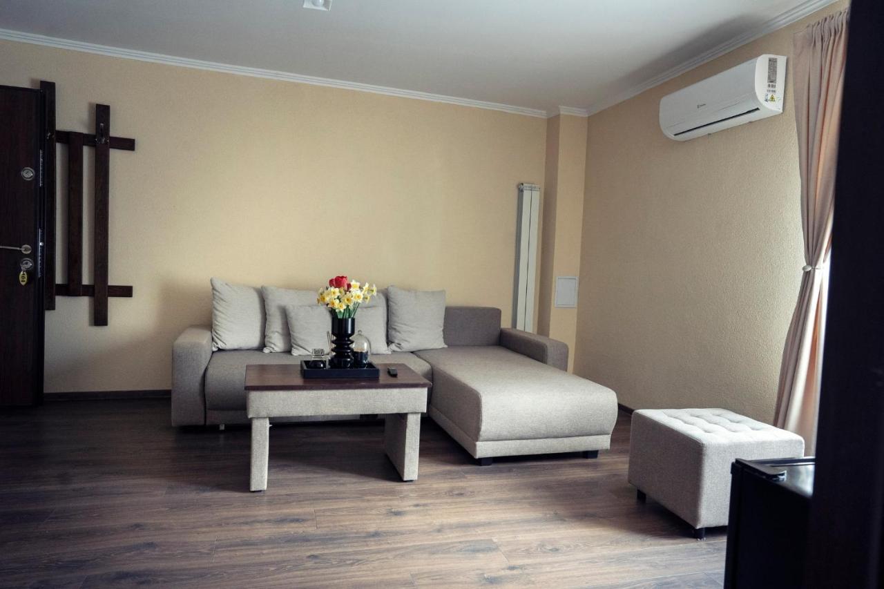London Apartments Васлуи Екстериор снимка