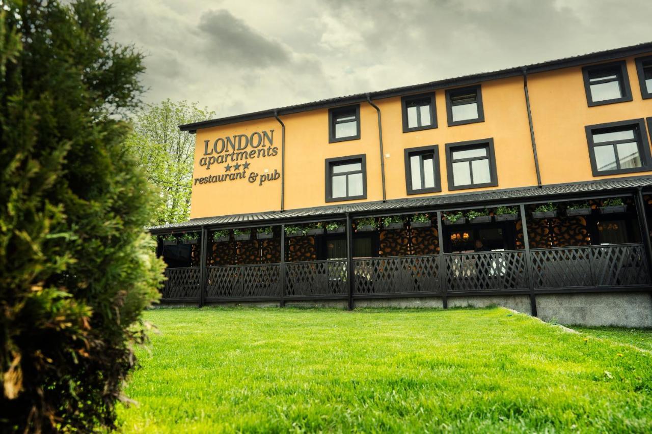 London Apartments Васлуи Екстериор снимка