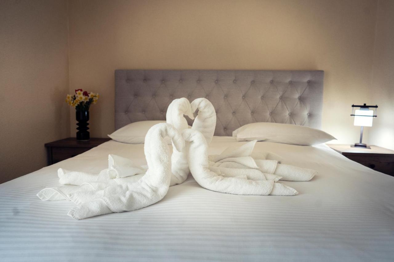 London Apartments Васлуи Екстериор снимка