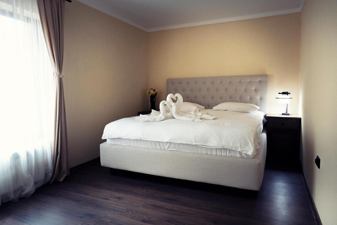 London Apartments Васлуи Екстериор снимка