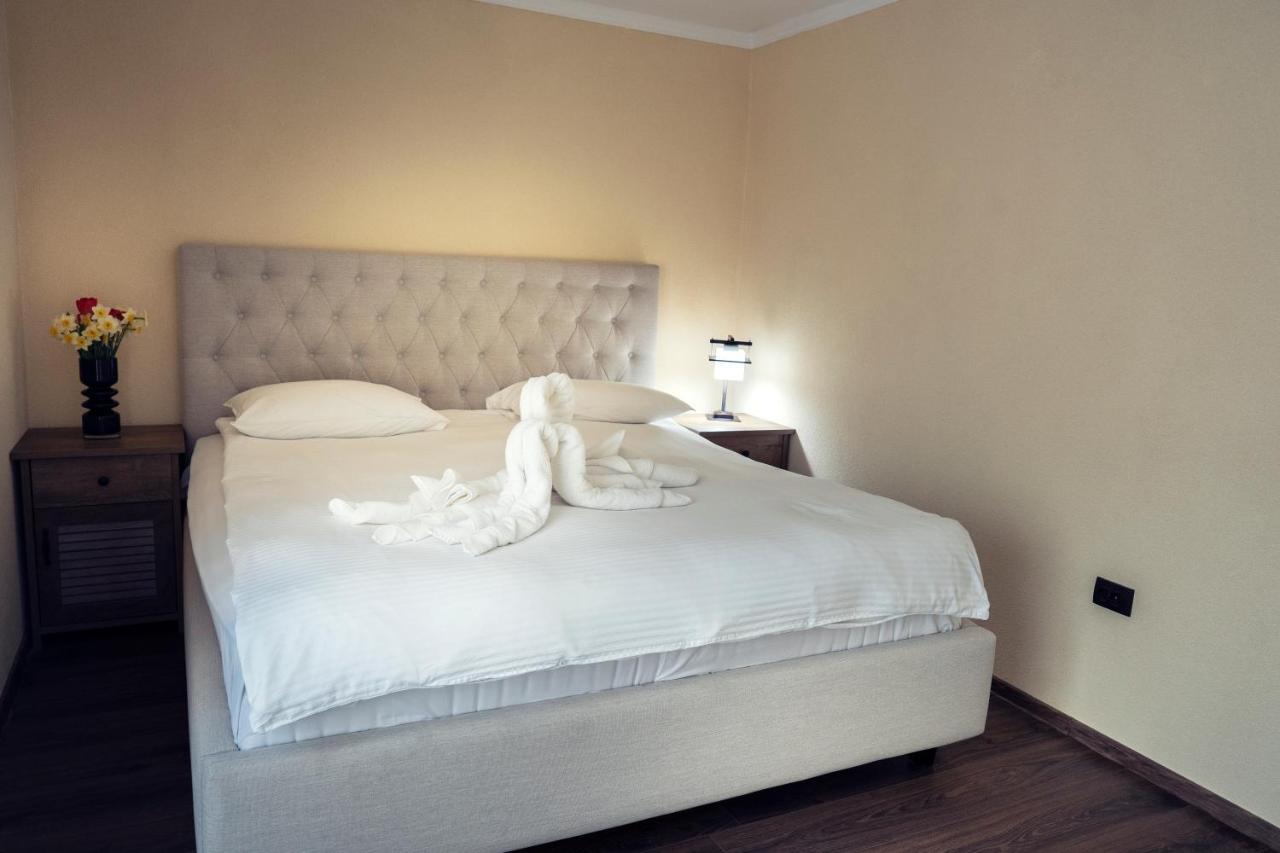 London Apartments Васлуи Екстериор снимка