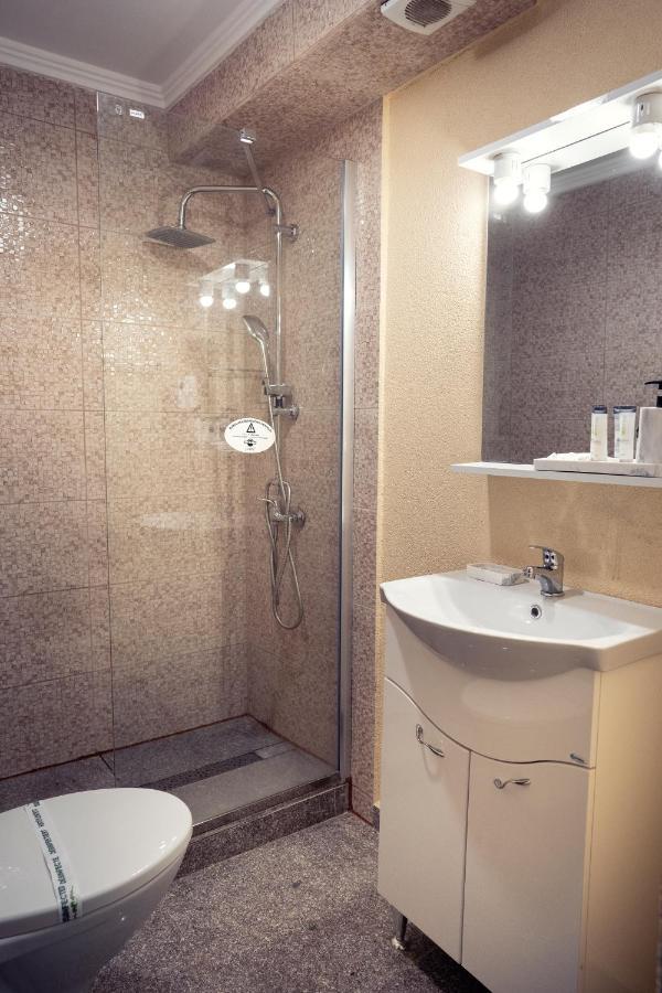 London Apartments Васлуи Екстериор снимка